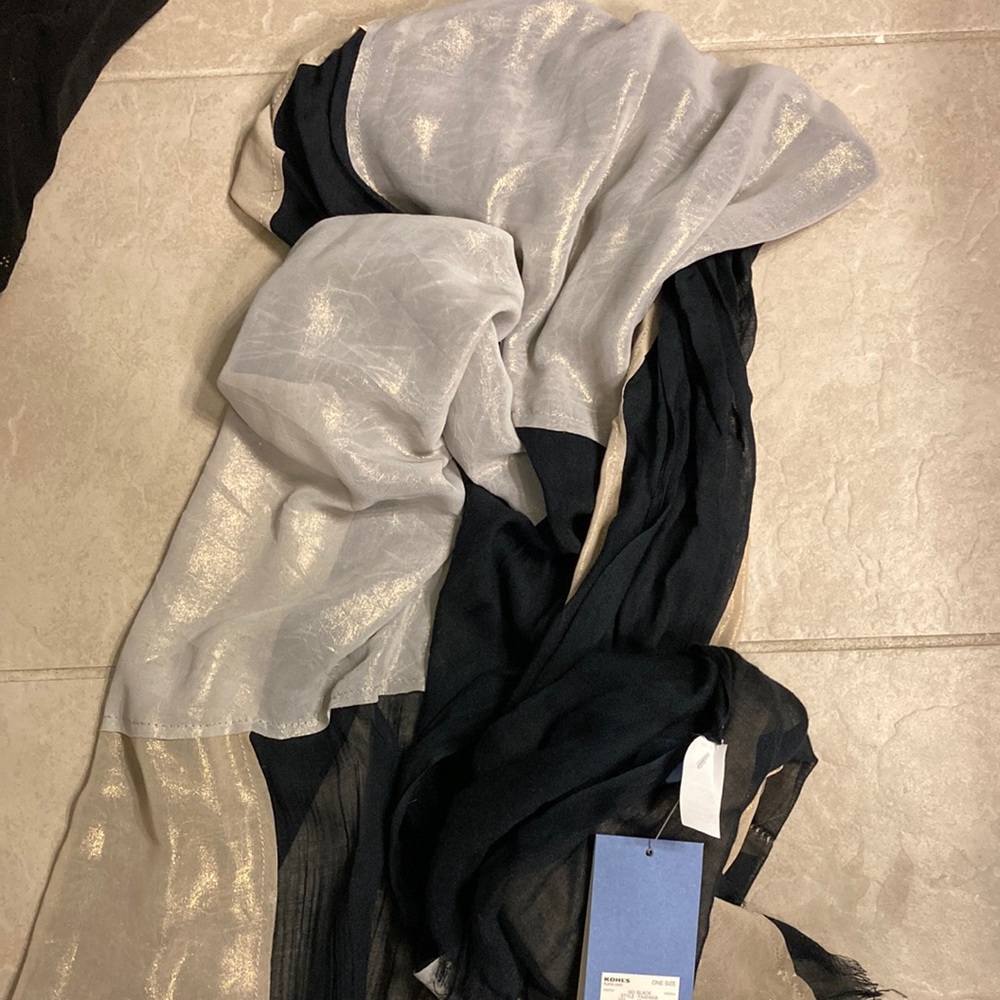 BNWT Vera wang wrap scarf.